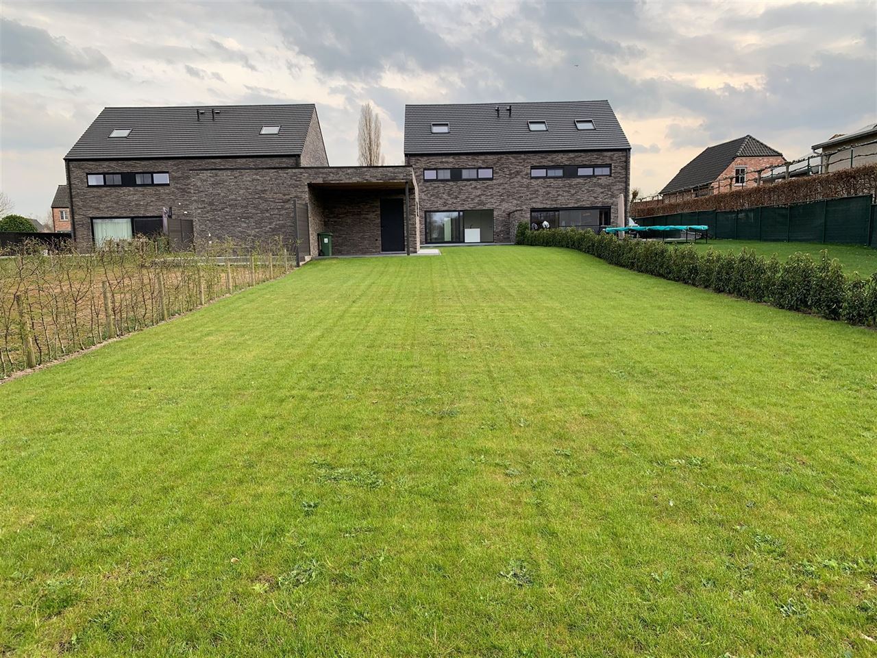 Moderne recente woning met tuin, 3 slaapkamers en 2 garages