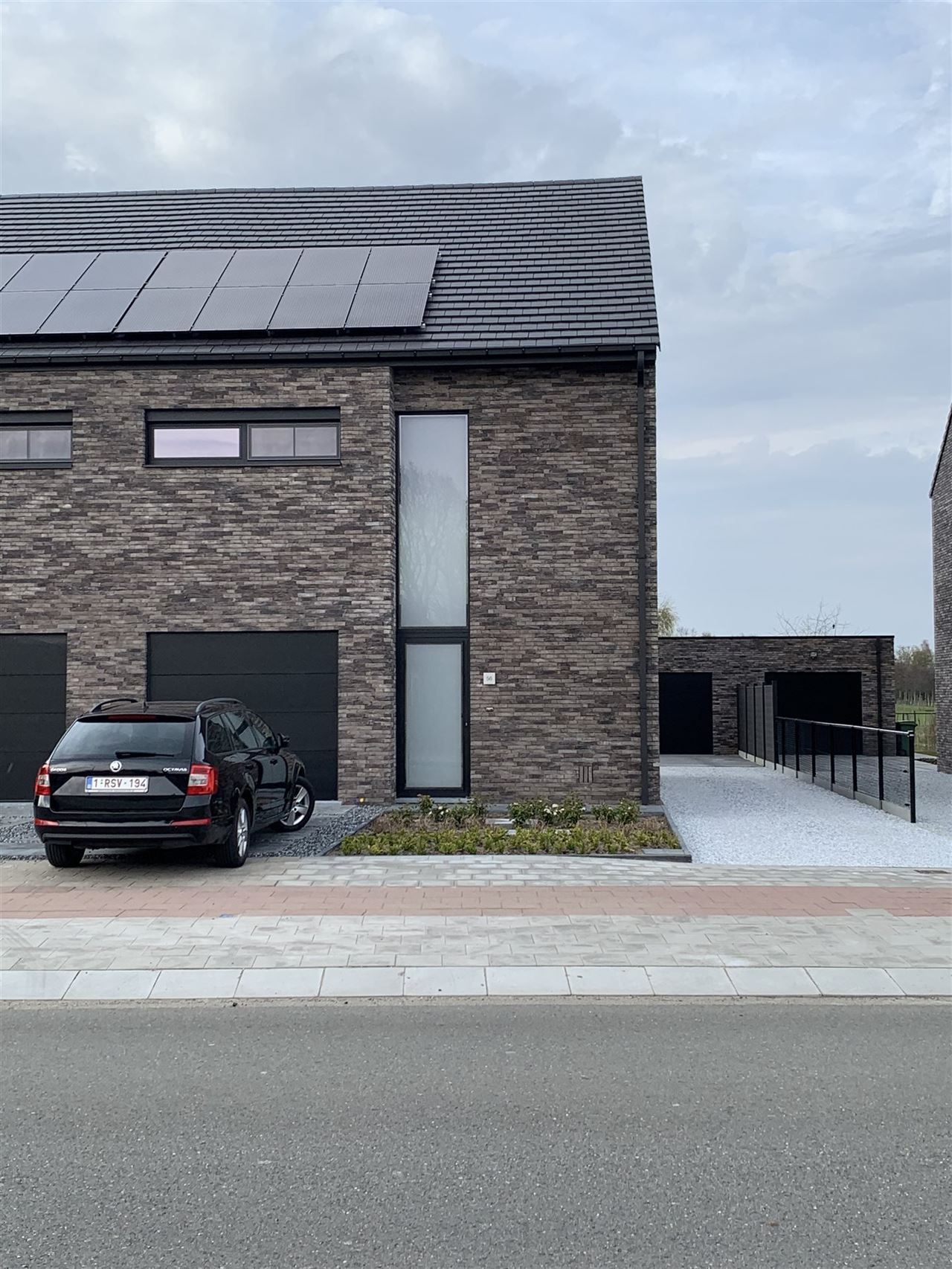 Moderne recente woning met tuin, 3 slaapkamers en 2 garages