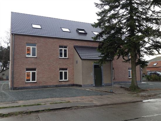 Gelijkvloers appartement met klein tuintje en garage