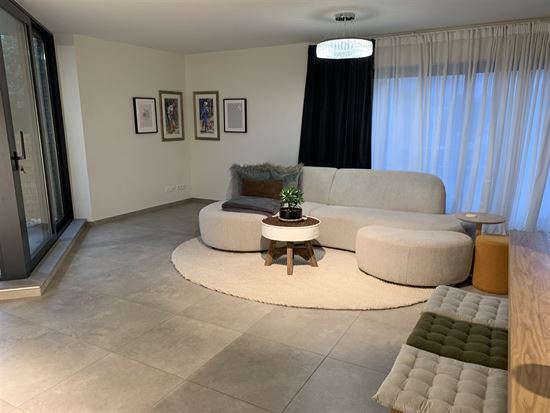 Moderne duplex met zicht over de golf.