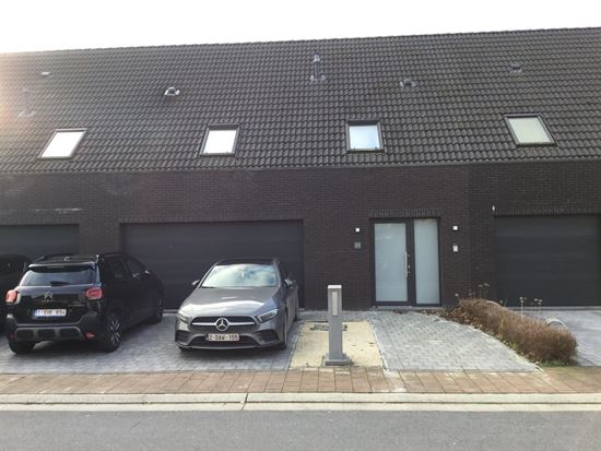 Bemeubelde nieuwbouwwoning met 3 slaapkamers en garage.