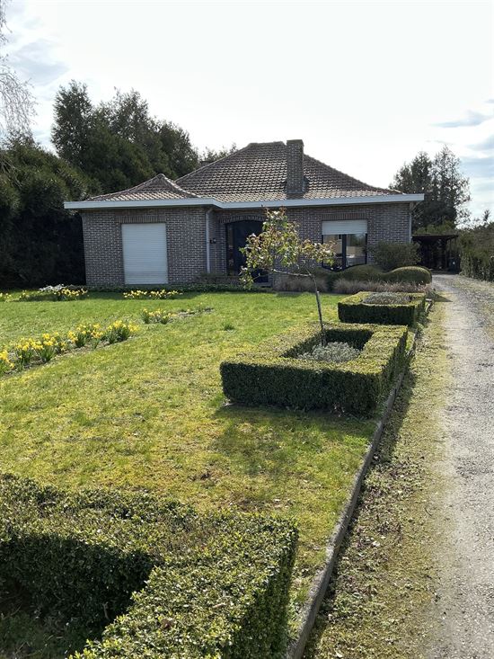 Ruime, iets oudere, bungalow op een perceel van 2426m²