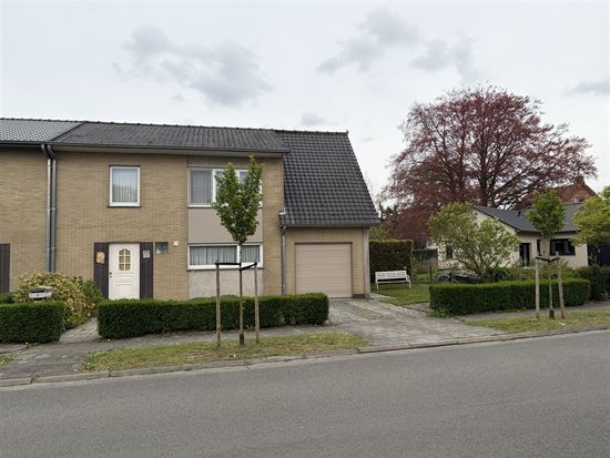 Ruime gezinswoning met tuin en garage in rustige buurt.