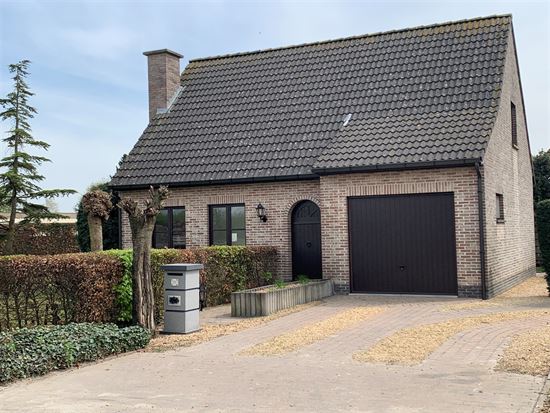 Open bebouwing met mooie tuin in landelijke omgeving