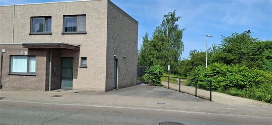 Recente woning met garage en tuin