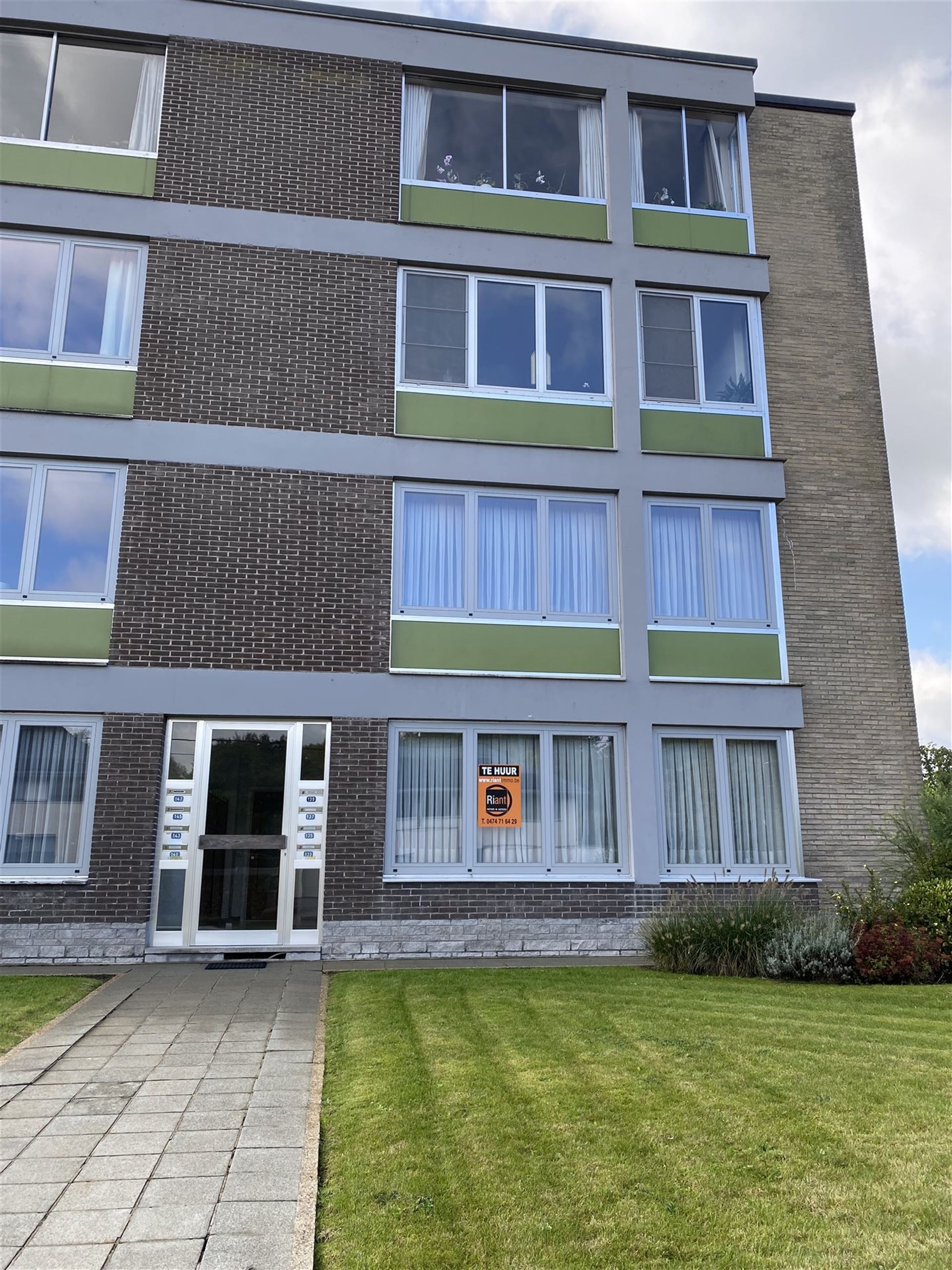 TE HUUR te BELSELE appartement met 2 slaapkamers en garage